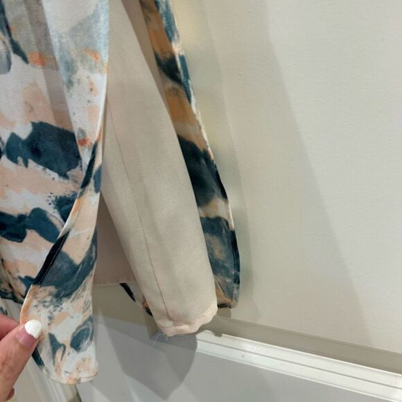 Cabi XS Gelato V-neck printed top - Picture 5 of 7